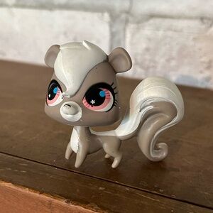 Littlest Pet Shop LPS Squirrel Skunk #2694 Grey Pink Eyes Pepper Clark‎